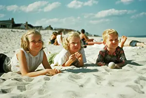 Kna001: 1950s 3 Children Lying On The Beach At The Jersey Shore