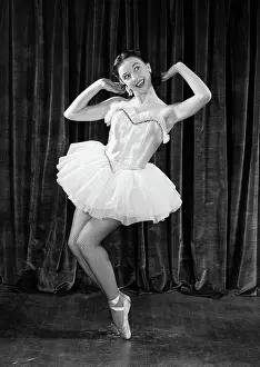 Tiptoe: 1950s BALLERINA ON TOES