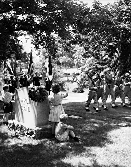 Marcher: 1950s A Boy And A Girl Stand By