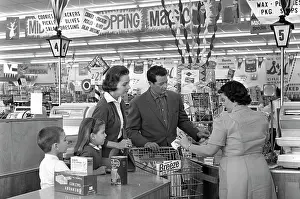 Cam001: 1950s Family At Grocery Check