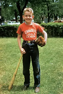 Kna001: 1950s LITTLE BOY OUTSIDE WITH BASEBALL BAT AND