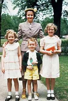 Kna001: 1950s Mother And Three Children All Dressed Up Posing For Ph