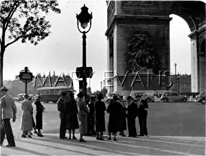 Etoile: 1950S PARIS STREET SCENE