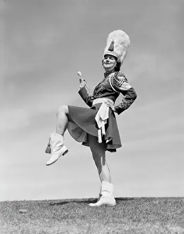 Marcher: 1950s SMILING MAJORETTE POSING OUTDOORS WEARING