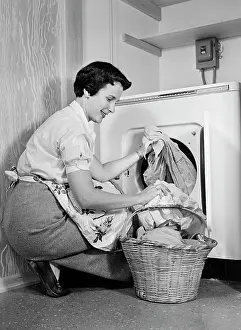 Hbb001: 1950s Woman Kneeling Removing