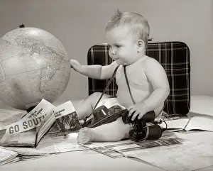 Brochures: 1960s BABY SEATED LOOKING AT GLOBE WITH CAMERA