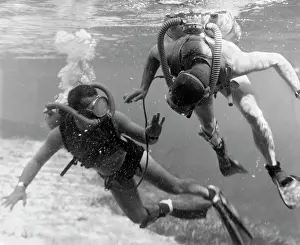 Bau001: 1960s Pair Of Divers With Tanks