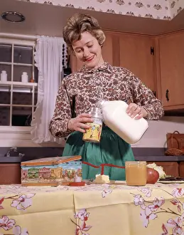 Lunchbox: 1960s Woman Mom Kitchen Pack Make