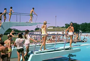 Mcpherson: 1970s Crowd Of Teens In Pool &