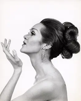 Crr001: 1970s Glamorous Lady - profile