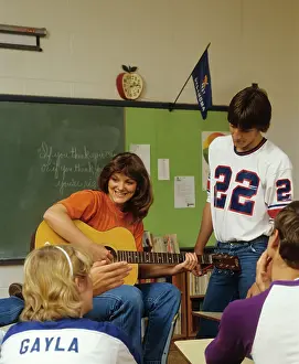 Tay001: 1980s COLLEGE STUDENTS IN CLASSROOM PLAYING GUITAR