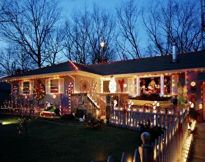 Lakewood: 1990s ELABORATE CHRISTMAS LIGHTING AND DECORATION