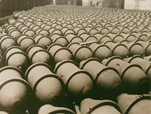 000lb: 2, 000lb bombs at a US munitions factory in 1943