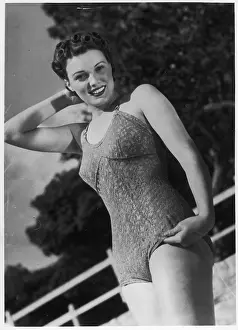 Aussie: 40S AUSSIE BEACH BABE