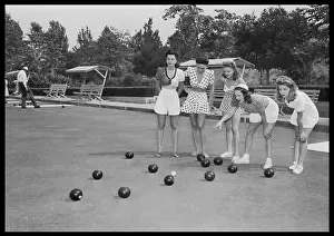 Juanita: 5 GIRLS PLAY BOWLS