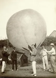Barr: 500cu ft balloon being inflated with hydrogen at Netley