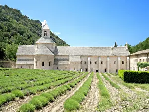 1148: Abbaye Notre-Dame de Senanque, Gordes, Provence, France