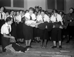 Pretending: Accident service of the BDM, Berlin 1937