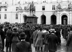 Gathers: Accumulation in front of the Ministry of War, 1914