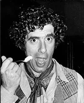 Mash: Actor Elliot Gould 1938 -