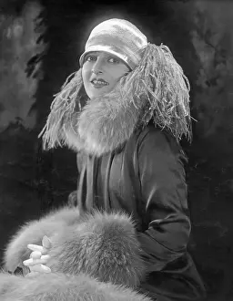 Cuffs: Actress Lya de Putti with fur, 1925
