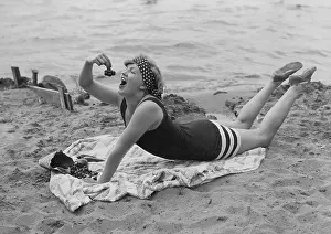 Eats: The actress Maria Paudler on a beach