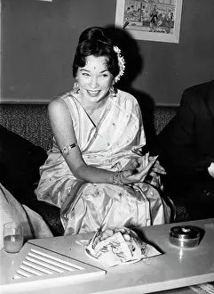 Sari: Actress Shirley MacLaine 1934 -
