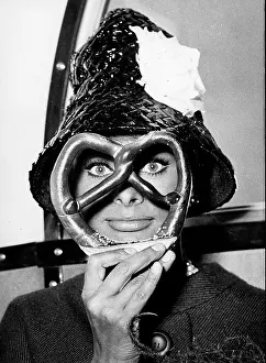 Pretzel: Actress Sophia Loren 1934 -