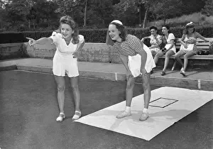 Juanita: ACTRESSES PLAY BOWLS