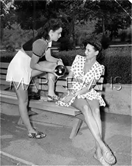 Talton: ACTRESSES PLAY BOWLS