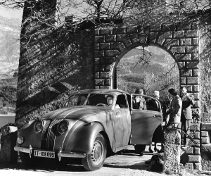 Litre: An Adler 2.5-litre in an archway, 1939