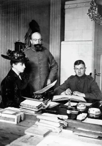 Kulm: Administration room of a charity organisation, 1917