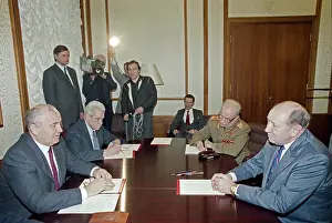 Perestroika: Admiral William Crowe visits USSR