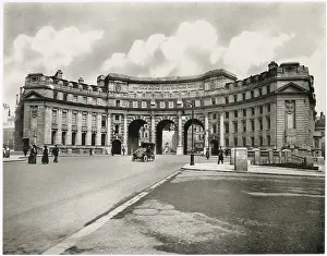 Separates: ADMIRALTY ARCH