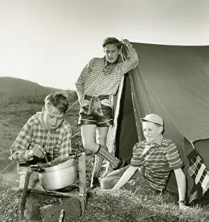 Freizeit: Adolescents go camping