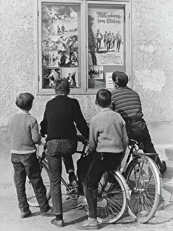Freizeit: Adolescents look at cinema programme