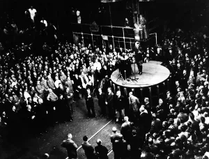 Siemens: Adolf Hitler, 1933