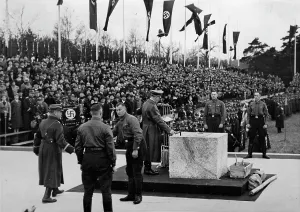 Drittes: Adolf Hitler