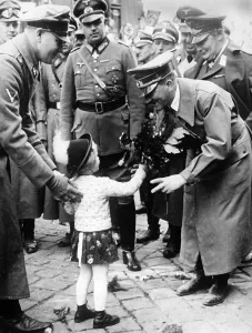 Einzug: Adolf Hitler