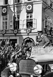 Einzug: Adolf Hitler