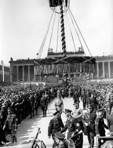 Feiern: Adolf Hitler