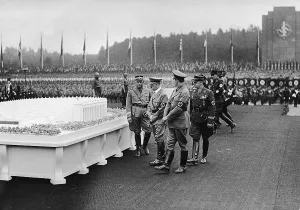 Sense: Adolf Hitler and Albert Speer in front of the model German