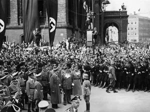 Walther: Adolf Hitler in front of the Anhalter station in Berlin