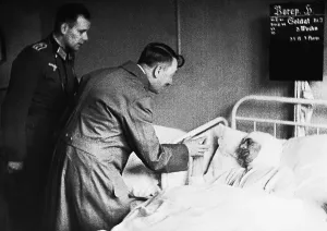 Bedside: Adolf Hitler at the bedside of a wounded soldier