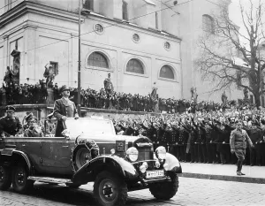 Orderly: Adolf Hitler in Bruenn, 1939