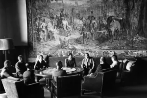 Diplomats: Adolf Hitler with a Chinese delegation