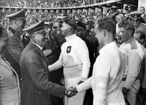 Finnland: Adolf Hitler congratulates the shot put winners 1936