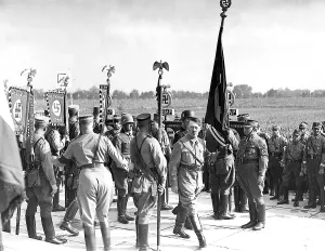 Nsfk: Adolf Hitler at the consecration of the flag during the Nure