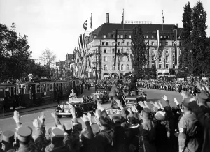 Cameramen: Adolf Hitler drives through Nuremberg, 1935