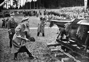 Salzburg: Adolf Hitler at the first cut of the spade for the Austrian